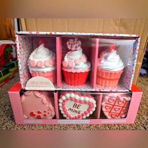 Love and Cupcakes & Sweet Treats boxed Valentine's Day cupcakes